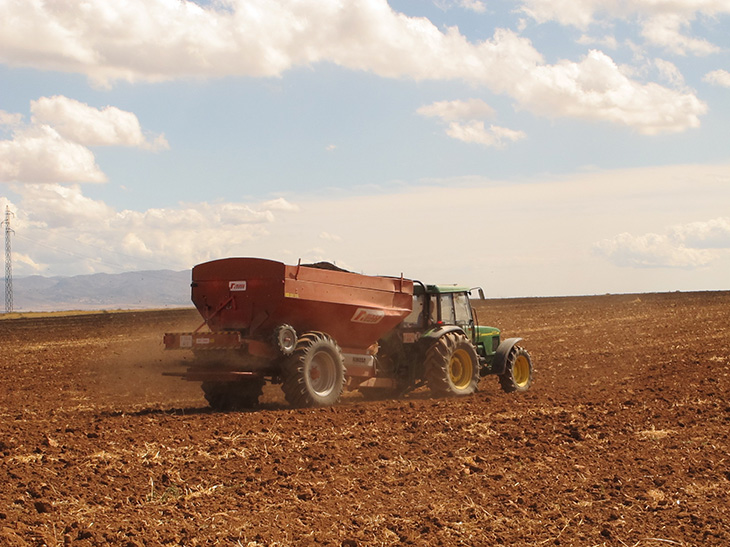 Imagen tractor con aplicación agrícola